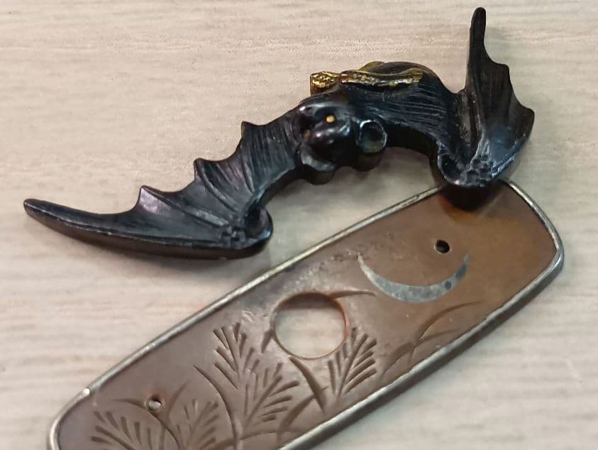 煙草入れ／蝙蝠前金具／すすき野と三日月