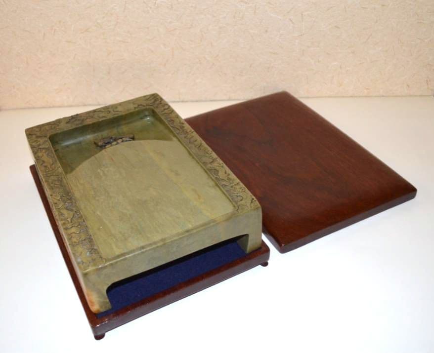 『緑端渓龍紋荷葉硯』 花梨天地蓋　大型約９寸約４㎏　緑端石　蓮紋硯