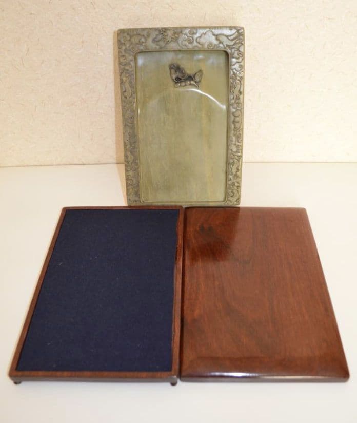 『緑端渓龍紋荷葉硯』 花梨天地蓋　大型約９寸約４㎏　緑端石　蓮紋硯