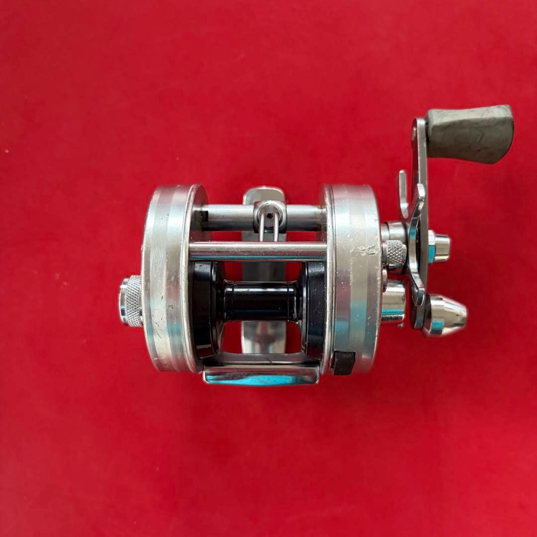 う*ゃ様 ABU2500C シルバー ベイトリール 金属製