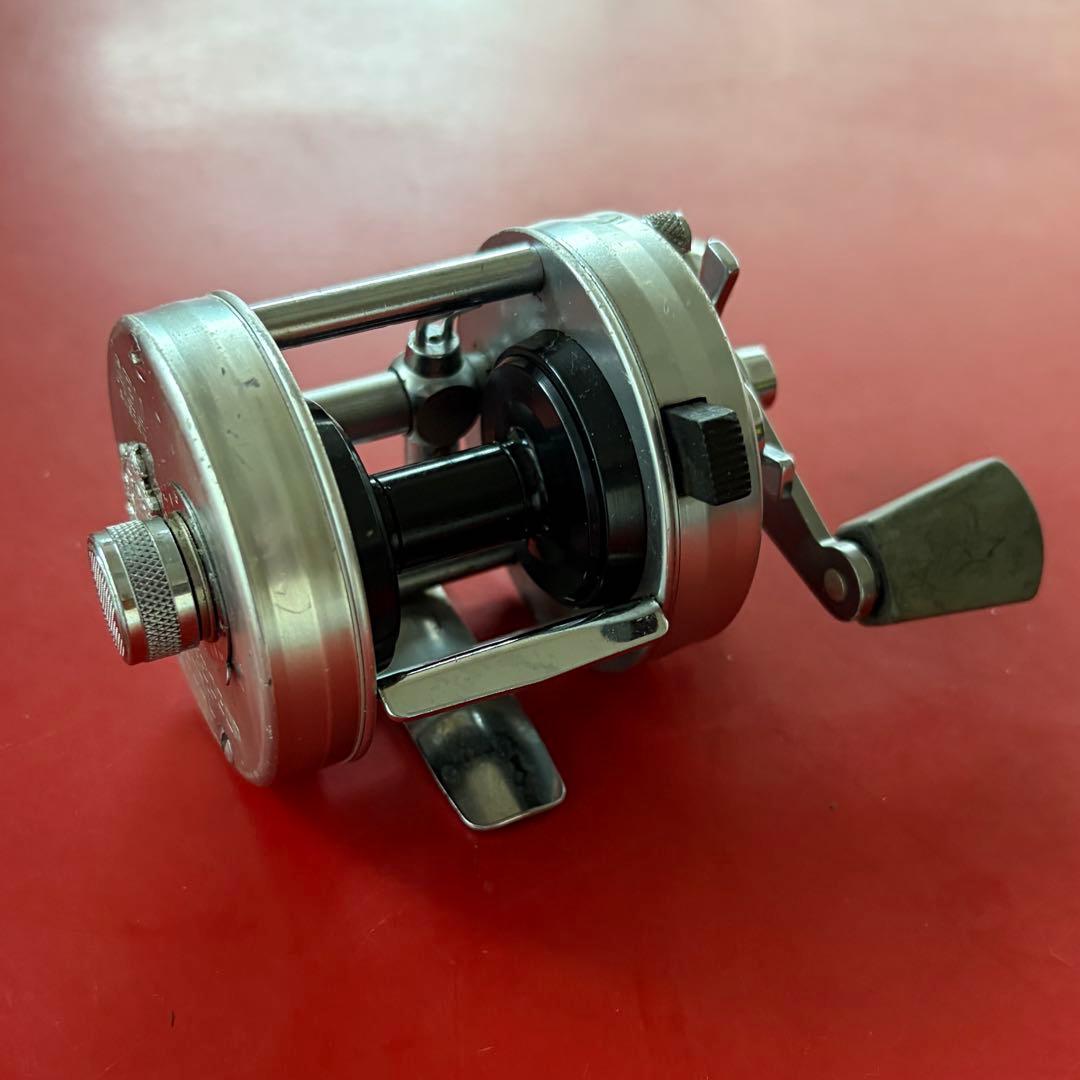 う*ゃ様 ABU2500C シルバー ベイトリール 金属製