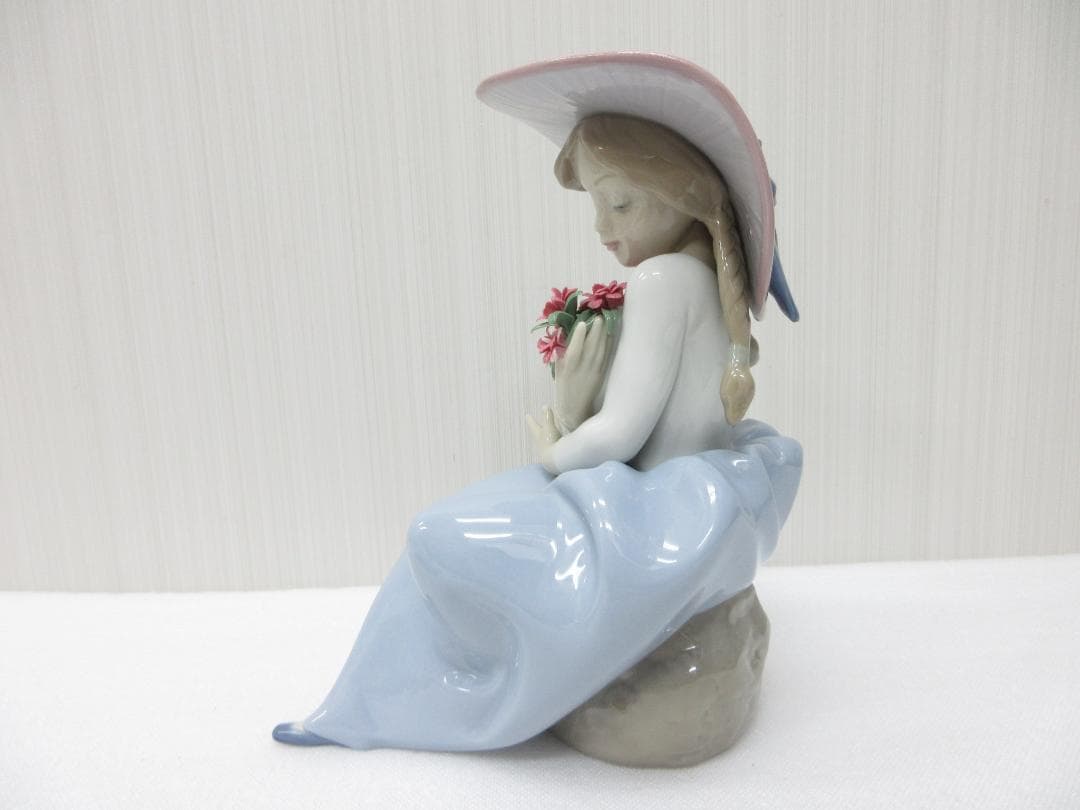 リヤドロ 花の香りにつつまれて 置物 飾り 陶器 少女 花 クラシック a