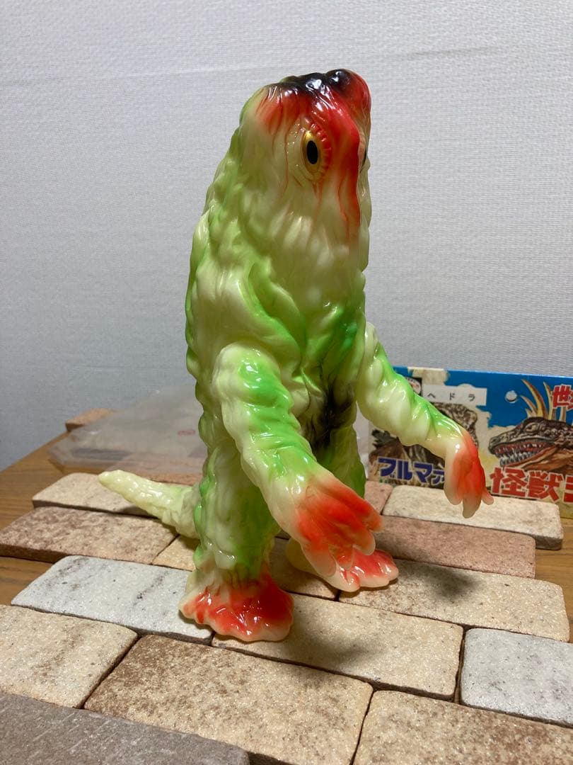 M1号　ヘドラソフビ　畜光