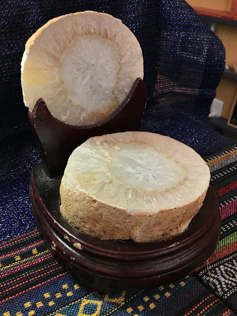 ◉約3.3kg【ブラジル産/水晶/台付き磨き原石】[8-14