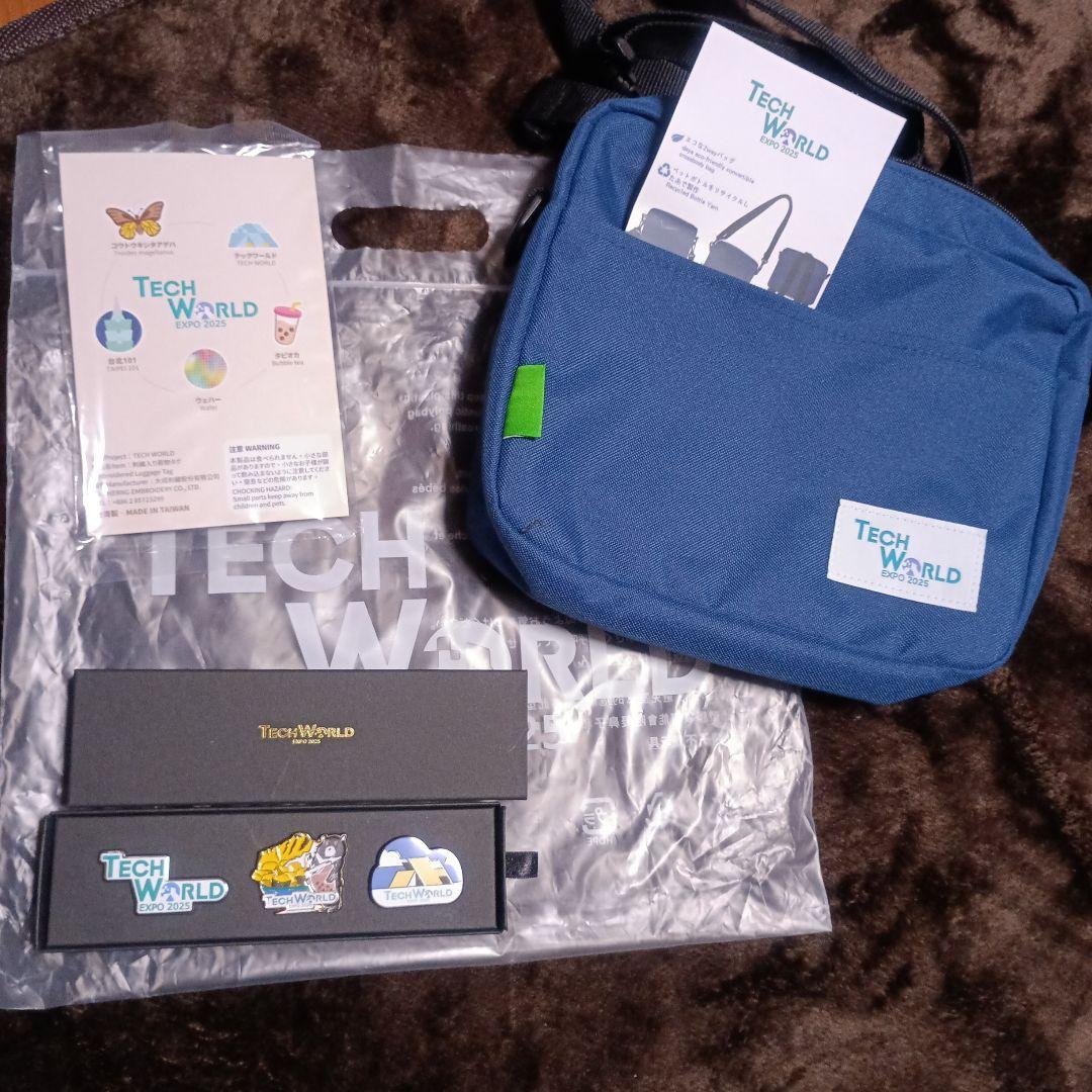 TECH WORLD EXPO 2025 ショルダーバッグとピンバッジ