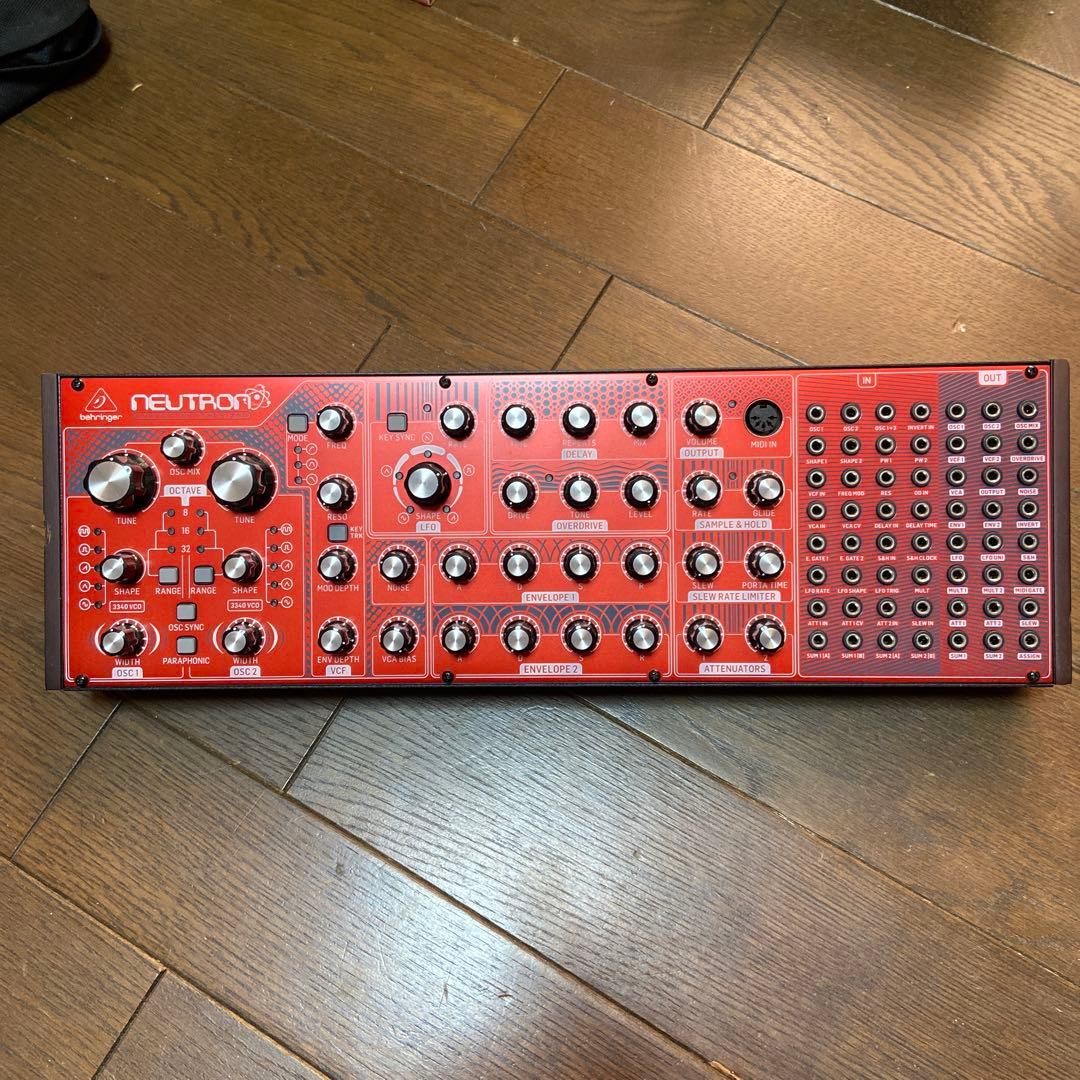 Behringer Neutron セミモジュラーアナログシンセサイザー