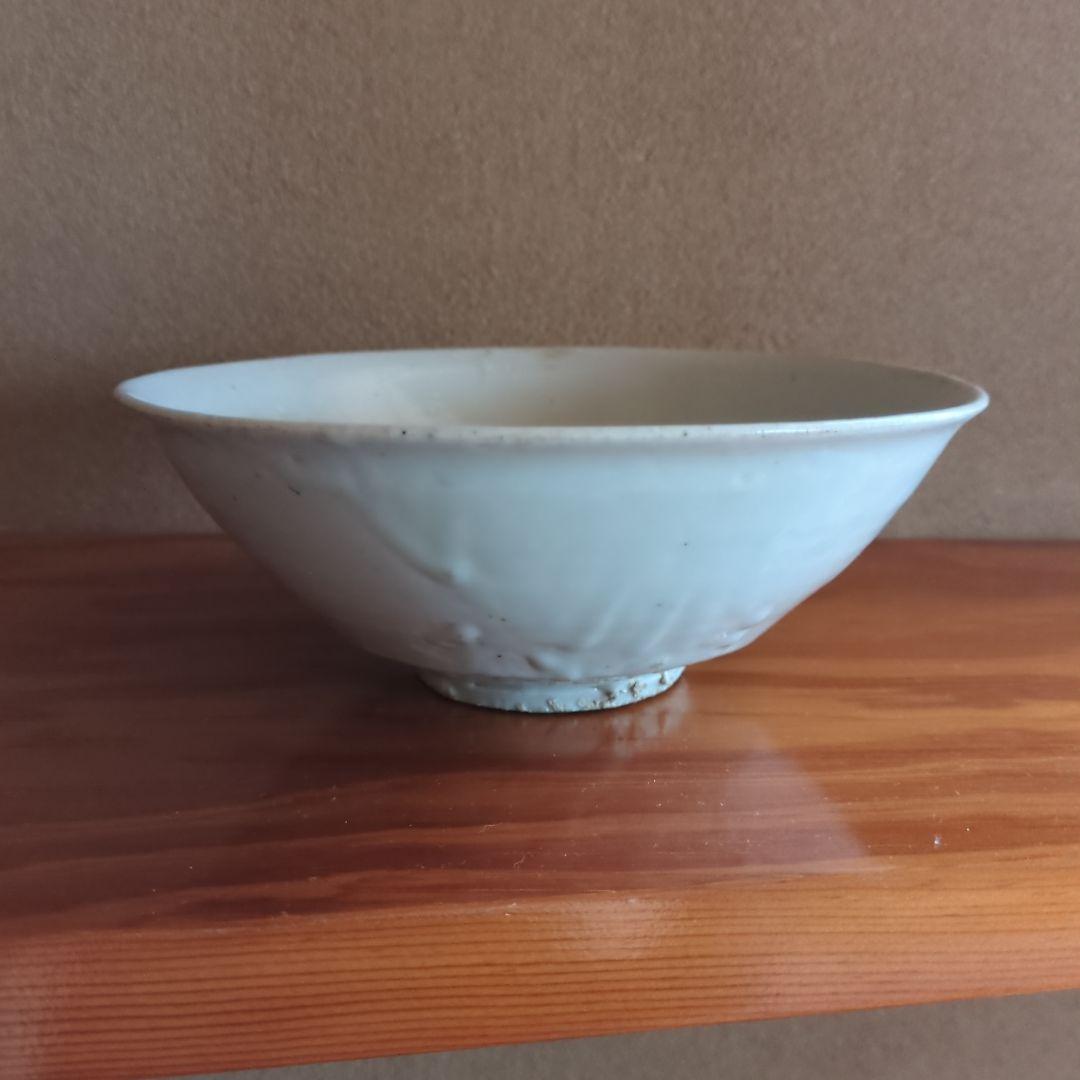 淡い青色の陶器製丸型鉢 骨董品 李朝白磁碗　骨董品　古美術