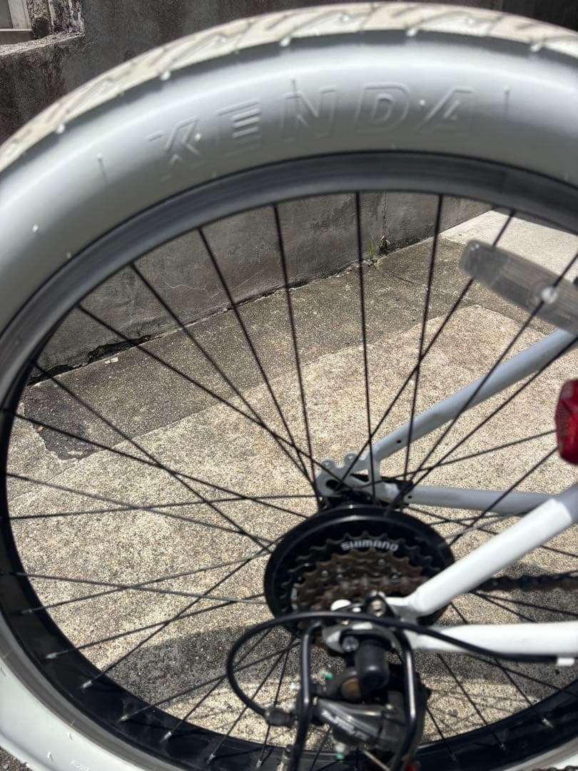 ホワイト クロスバイク 太タイヤ　おしゃれ自転車