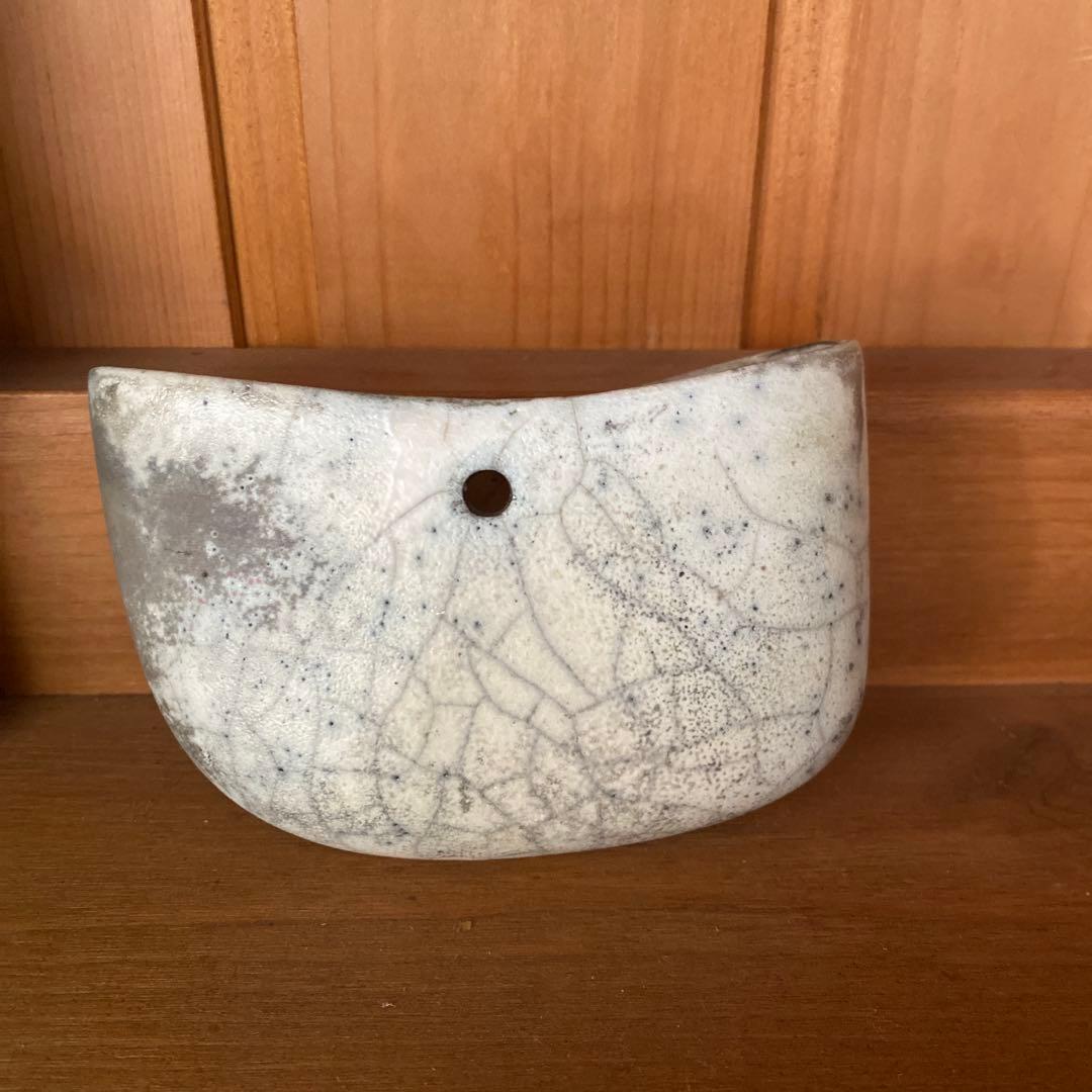 打田　翠　壁掛花器陶器オブジェ 曲線形状 白灰色