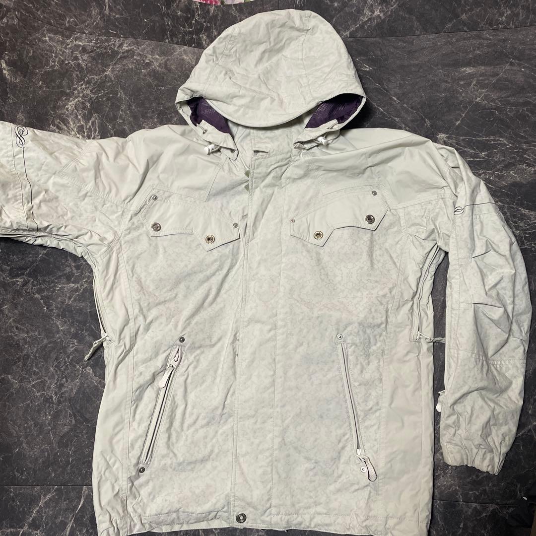 ellesseスノーボードウェア女性用 Lライトグレー　エレッセスキーウェア上下