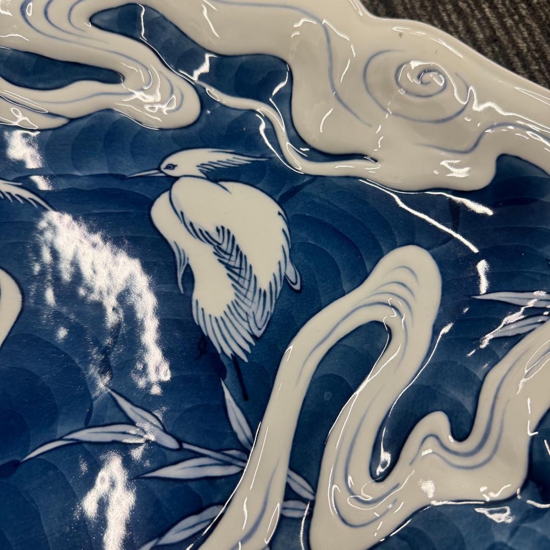 年末値下げ！藍鍋島流水鷺図 大皿 飾り皿 浮彫 浪形皿 共箱 45ｃm