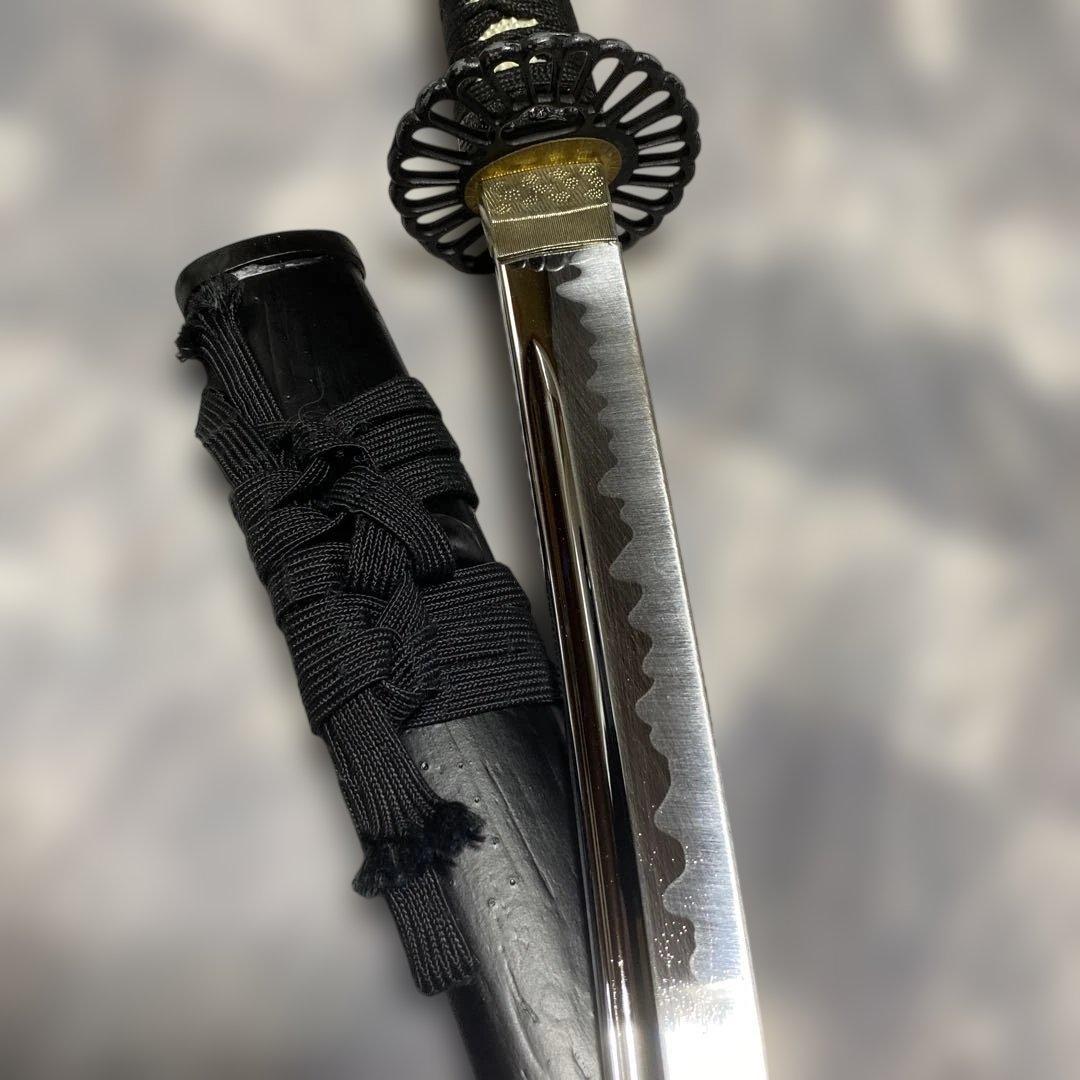 居合刀 黒柄 菊花透し丸鍔 黒木肌鞘