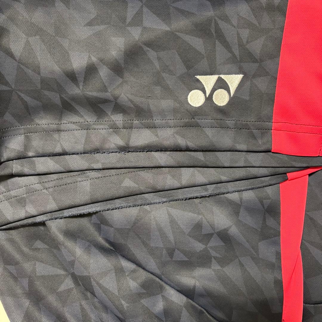 バドミントン用パンツ 黒と赤 幾何学模様