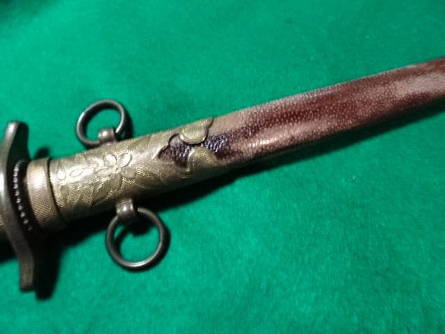 海軍の短剣の拵え中には当時の模造刀鞘は鮫の研ぎ出しです。