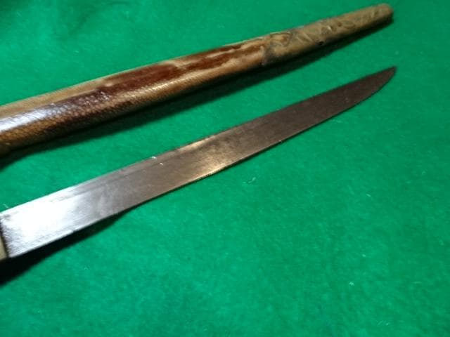 海軍の短剣の拵え中には当時の模造刀鞘は鮫の研ぎ出しです。