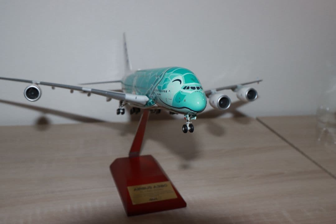 ANA A380 特別塗装モデル 1/200　※エンジン脱落