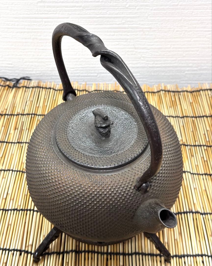 ほぼ未使用品　南部秀山堂　佐藤 勝弘作　１５型アラレ　鉄瓶　南部鉄瓶　南部鉄器