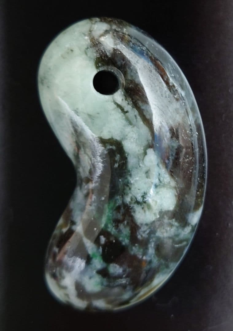 糸魚川翡翠　勾玉 ぷっくり大玉
