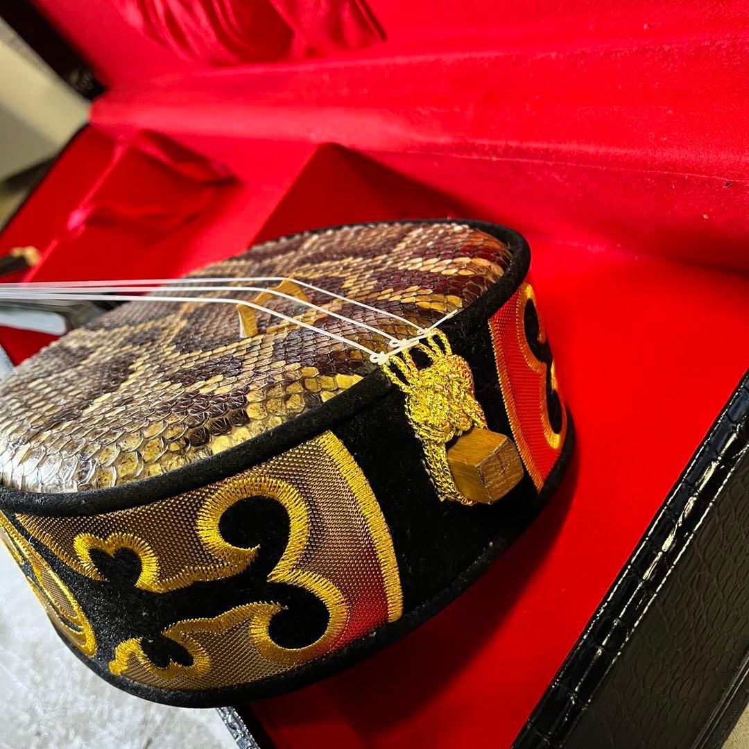 【美品】沖縄 三線 本蛇革 強化張り 黒塗り棹 蛇皮 ハードケース 爪 守礼印