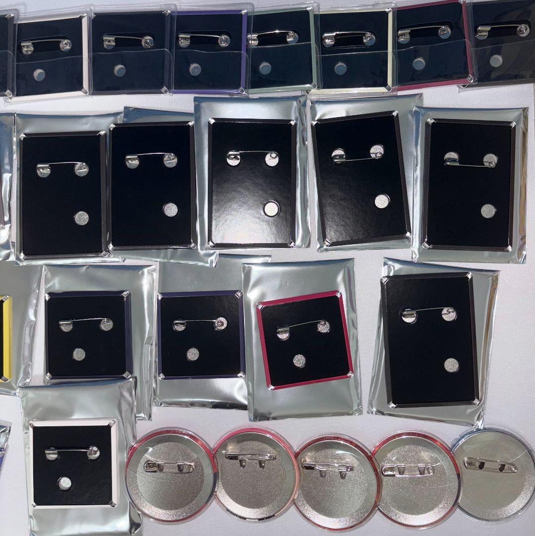 Ado モナリザの横顔　喜劇　こう見るとアタシも大きくなったもんねぇ缶バッジ