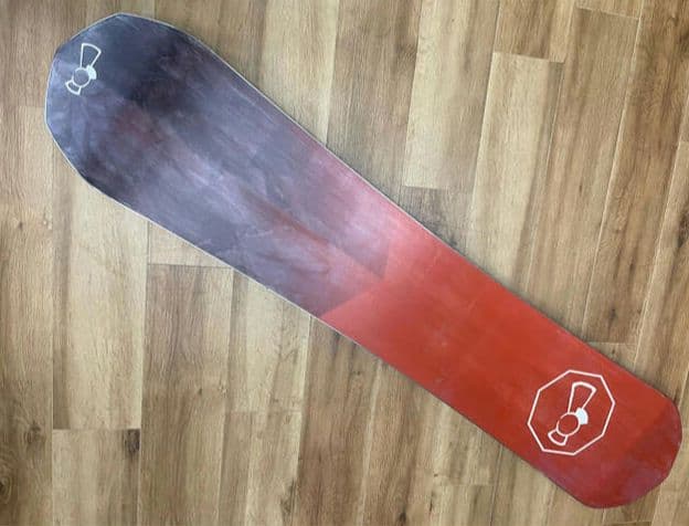 スノーボード 青と黒のデザイン