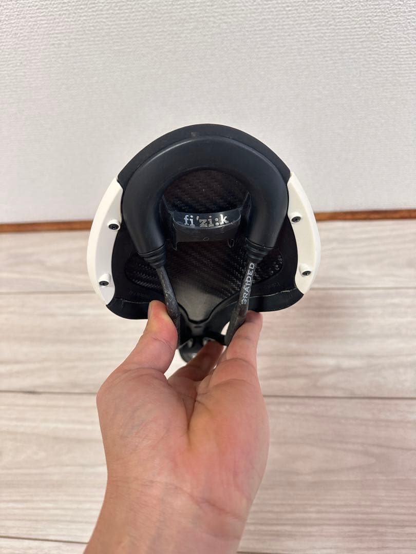 Fizik Aliante R1 Carbon サドル 143mm