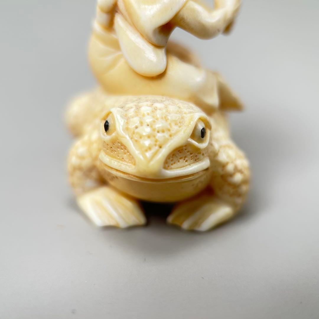 カエルに乗った人物彫刻 極上根付天然素材アンティーク骨董飾り物古美術置物細密細工