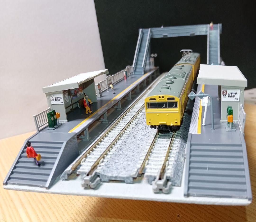 Nゲージ 対向式ホームセット（レール付き）ジオラマ ③