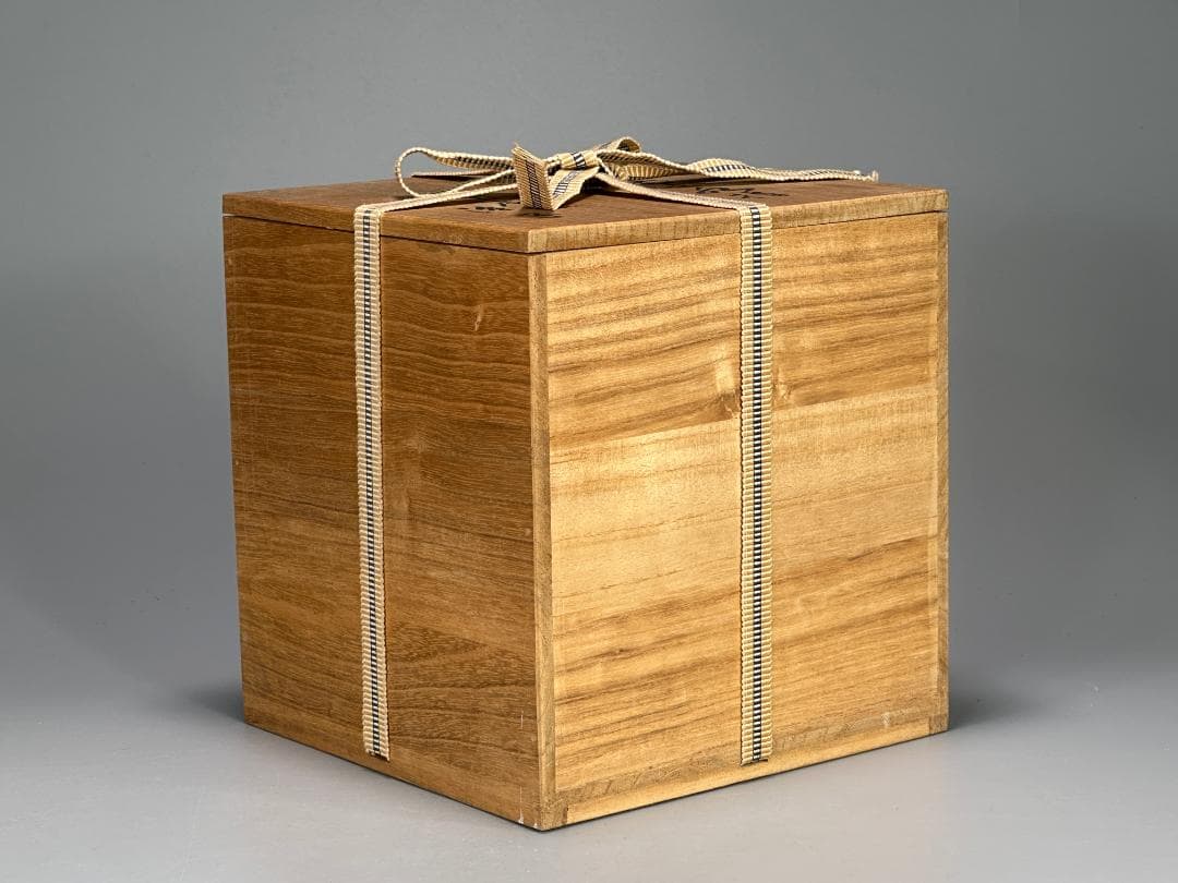 日本美術　茶道具　白磁　蓮花文　水指　在銘　治子