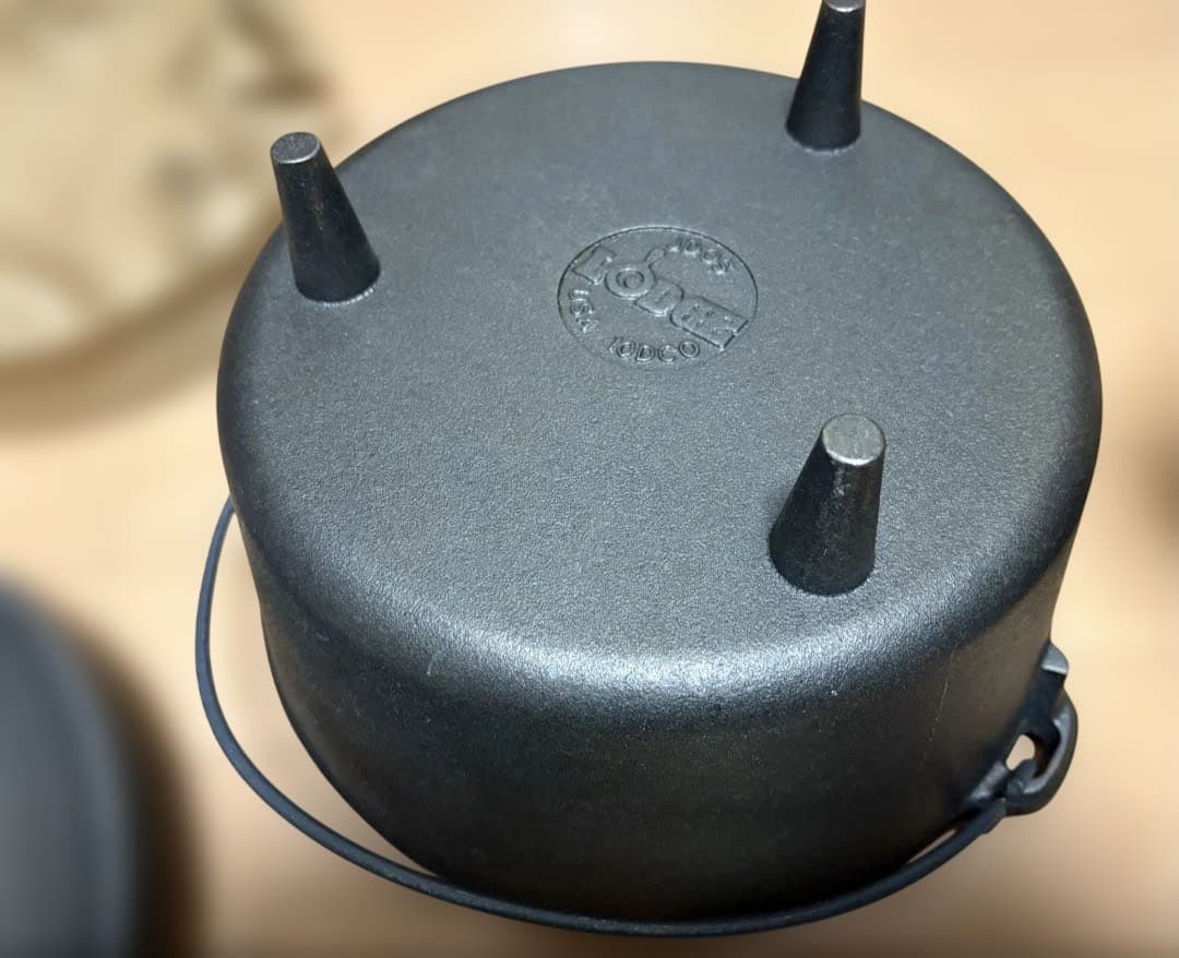 Lodge ダッチオーブン 10インチ　未使用　本2冊付き