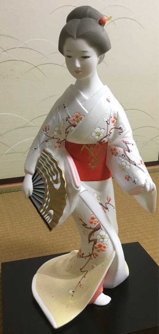 御所人形 白い着物 赤い帯