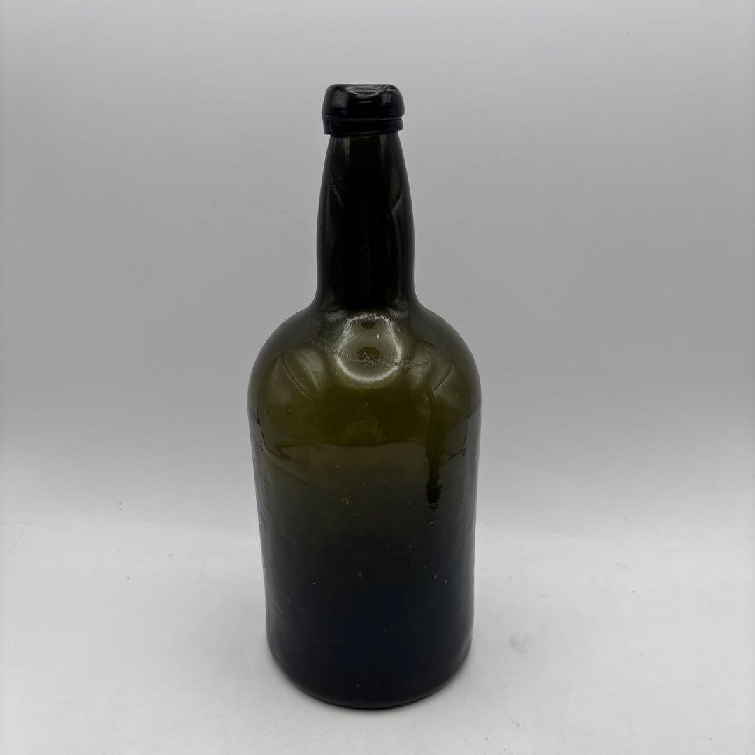 アンティークボトル　暗緑色のワイン瓶　ガラス瓶