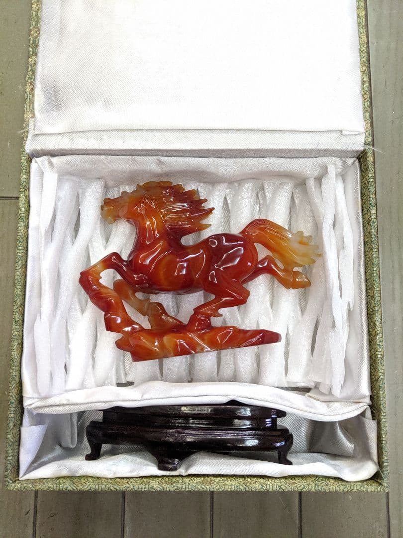 【中国高級美術】赤瑪瑙 飛ぶ馬の置物 台座付 箱付き 鑑賞