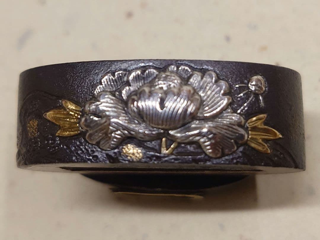 縁頭、鉄地に蝶に芍薬図