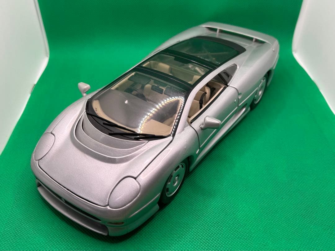Jaguar XJ220 シルバー 1/18スケール