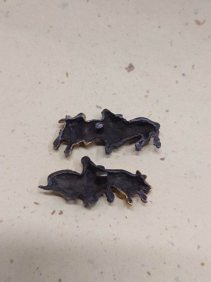 目貫、赤銅地に水牛二匹図