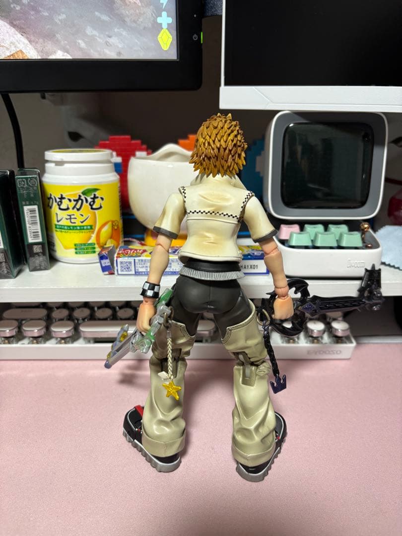 希少 キングダムハーツPLAY ARTS改 ロクサス フィギュア 訳あり