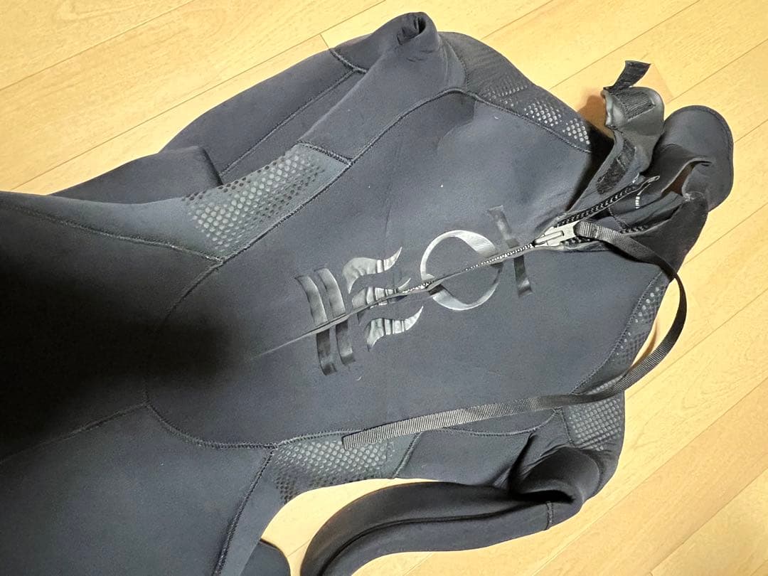 新品未使用品fourth element フォースエレメント7ミリウェットスーツ