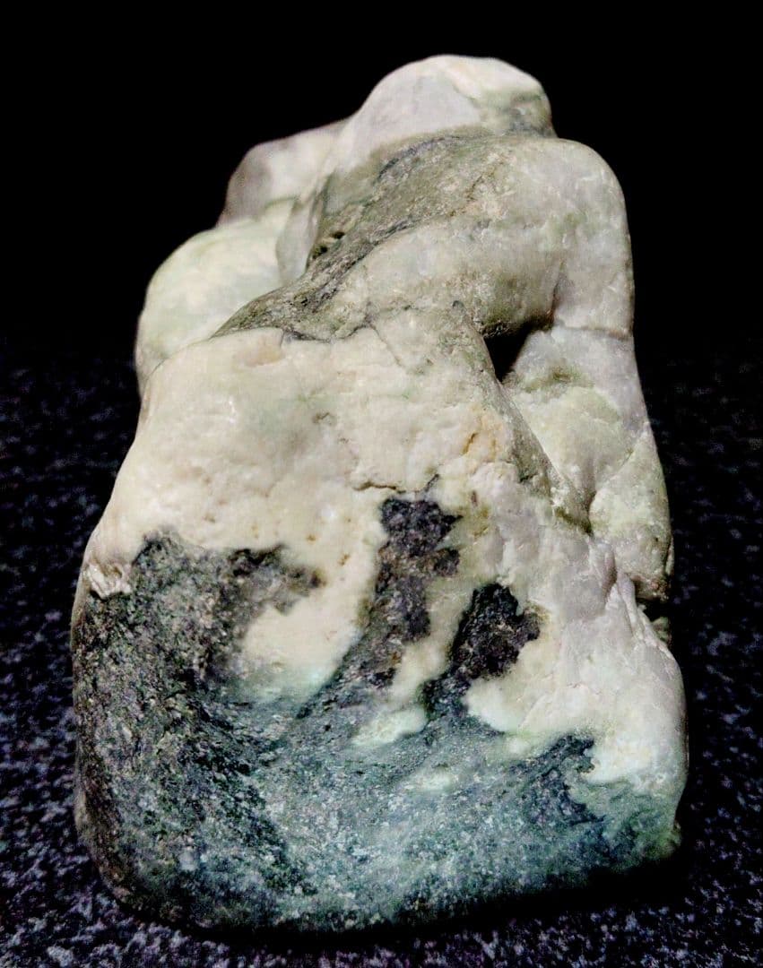 ★翡翠原石★糸魚川硬玉【小滝灰ラベ・転石・切り出し❶1319ｇ】