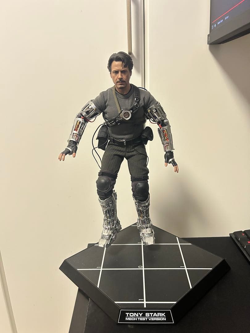 Hot Toys Tony Stark Mark I フィギュア