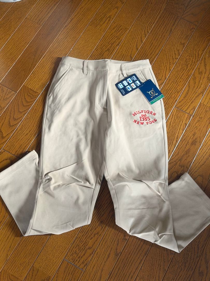 レディース、ゴルフパンツ ベージュ刺繍ロゴ、新品タグ付き！