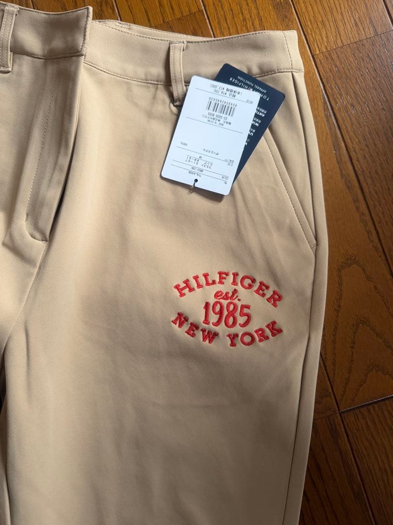 レディース、ゴルフパンツ ベージュ刺繍ロゴ、新品タグ付き！