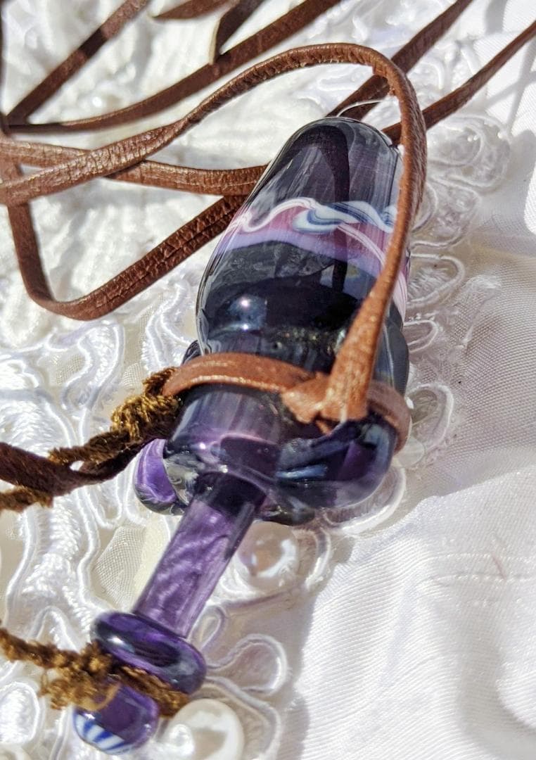 吉田正子トンボ玉（貳拾捌）　「瓶型」皮ひもネックレス　ガラス玉に込めた日本画