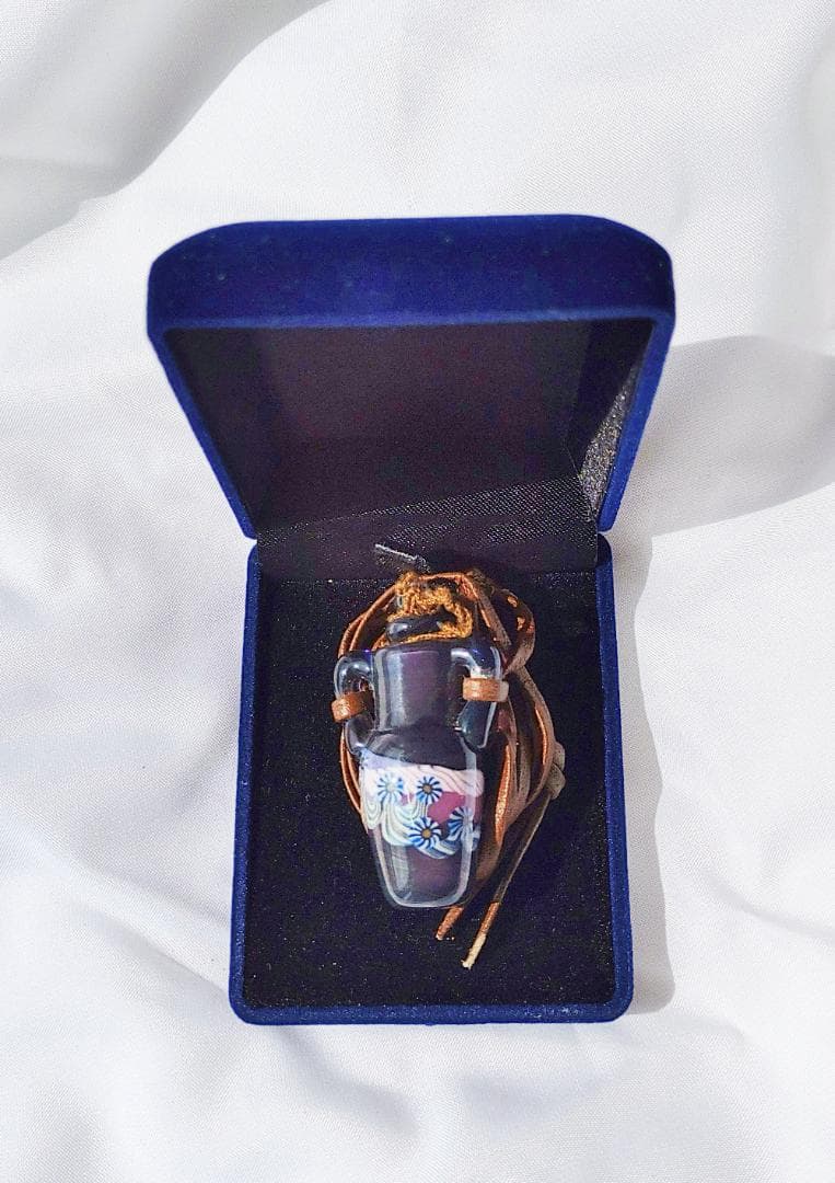 吉田正子トンボ玉（貳拾捌）　「瓶型」皮ひもネックレス　ガラス玉に込めた日本画