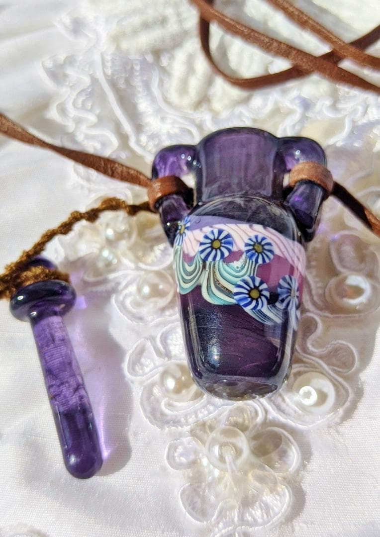 吉田正子トンボ玉（貳拾捌）　「瓶型」皮ひもネックレス　ガラス玉に込めた日本画