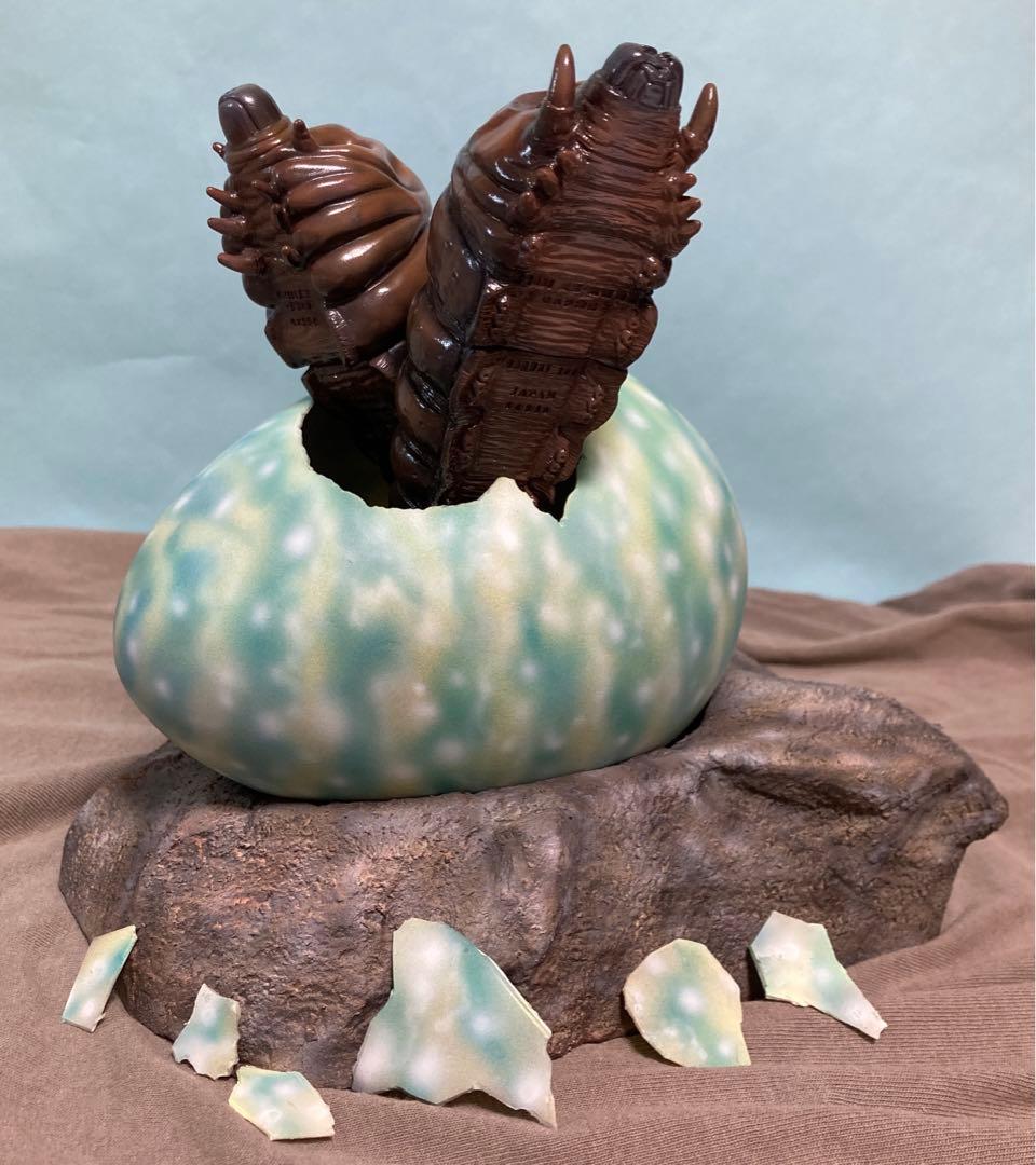 モスラ幼虫2体、卵、卵のかけら付き、卵の台座岩石のセット　カスタム品