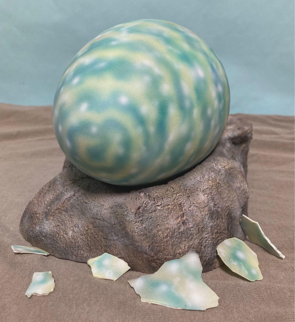 モスラ幼虫2体、卵、卵のかけら付き、卵の台座岩石のセット　カスタム品