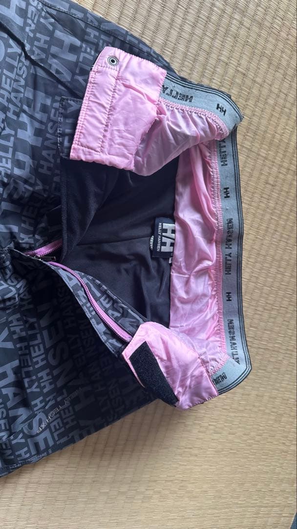 青いロゴ入りフード付きジャケット