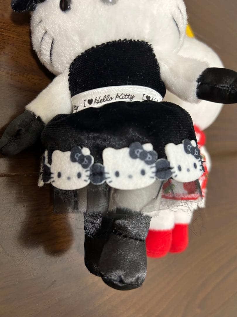 ハローキティ展　キティマスコットキーホルダー モノトーンドレス いちごドレス