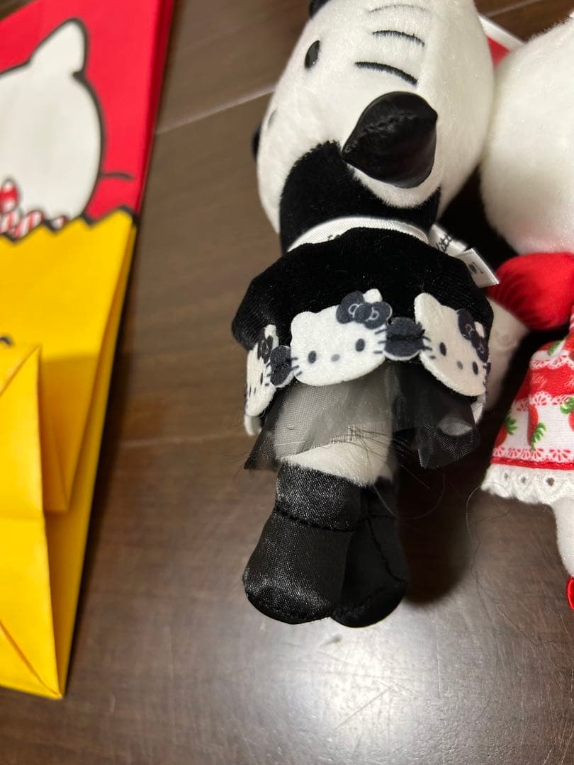 ハローキティ展　キティマスコットキーホルダー モノトーンドレス いちごドレス